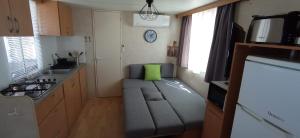 a living room with a couch in a kitchen at Veni Mobilház in Privlaka +23 photos