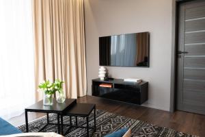 Televízia a/alebo spoločenská miestnosť v ubytovaní Apartamenty DES-Zator