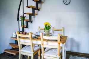 a dining room table with two chairs and a table and a table and chairsktop at Pokoje Gościnne Malinówka in Krościenko