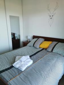 - une chambre avec un lit et 2 serviettes dans l'établissement Résidence pinedda, à Propriano