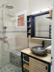 uma casa de banho com um lavatório e um chuveiro em Résidence pinedda em Propriano
