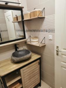 uma casa de banho com um lavatório e um espelho em Résidence pinedda em Propriano
