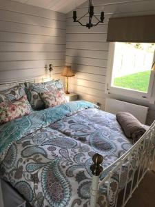 Un pat sau paturi într-o cameră la Rockschapel Cabin 30B