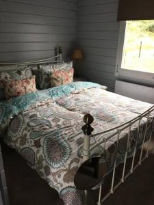 Un pat sau paturi într-o cameră la Rockschapel Cabin 30B