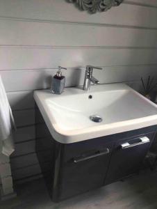 un lavandino in bagno con dispenser di sapone di Rockschapel Cabin 30B a Annacloy