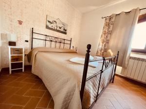 1 dormitorio con 1 cama grande en una habitación en Casetta Luna e Sole, en Montescudaio