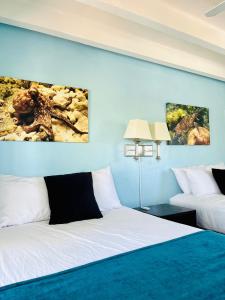 Rúm í herbergi á Looe Key Reef Resort and Dive Center