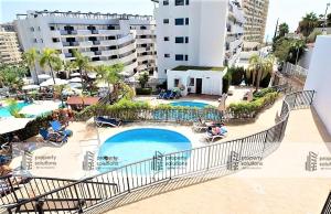 Bazén v ubytovaní Los Patos II Apartamentos - A 300 m de playa - Piscina - PARKING GRATIS - EXCELENTE CONEXION WIFI alebo v jeho blízkosti