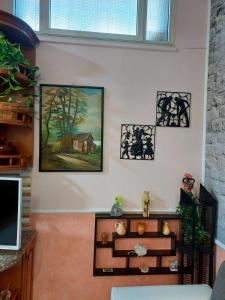 Welcome to La Panoramica في Montauro: غرفة معيشة بها ثلاث صور على الحائط