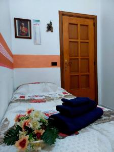 Una cama con un ramo de flores. en Welcome to La Panoramica en Montauro