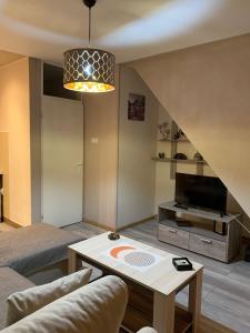 uma sala de estar com um sofá e uma mesa em Square Apartment em Paraćin