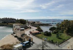 ein Blick auf eine Stadt mit einem Fluss und Gebäuden in der Unterkunft casa Porta Spagnola in Augusta