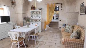 un salon avec une table et un canapé dans l'établissement Casa Ciccone Cardone, à Locorotondo 36 autres photos