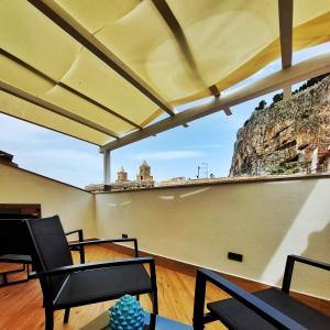 a living room with a view of a mountain at Bed and Breakfast L&P in Cefalù
