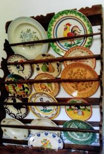 un montón de platos en una pared en Linhal das Meias - São José das Matas, 