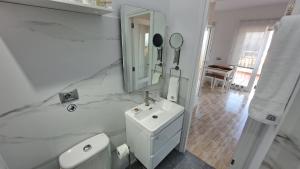 Ein Badezimmer in der Unterkunft La Casita del Arco Ático