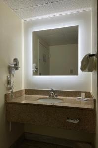 Un baño de Baymont by Wyndham Scranton Dunmore 28 fotos más