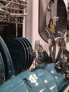 um monte de pratos e utensílios numa máquina de lavar louça em Le Mimizzz em Entraygues-sur-Truyère