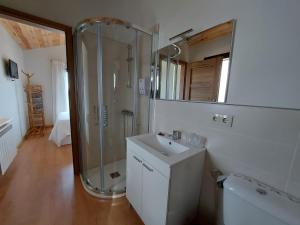 Koupelna v ubytování Casa Rural Alta Ladera + 26 fotografií