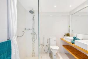 une salle de bain avec une douche, des toilettes et un lavabo dans l'établissement 76 Los Cristianos first sea line, Wi Fi, à Los Cristianos 28 autres photos