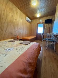 1 dormitorio con 1 cama, mesa y sillas en Néró Apartman, en Veľký Meder