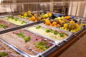 una vitrina con muchos tipos diferentes de alimentos en Hotel Edelweiss Riccione en Riccione
