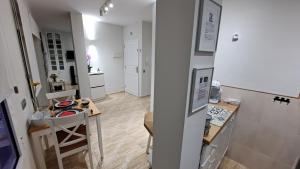 eine kleine Küche mit einem Tisch und einer Arbeitsplatte in der Unterkunft La Casita del Arco Ático in San Pedro