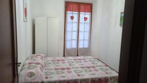 Cama pequeña en habitación con ventana en Casa Elena II en Lerici