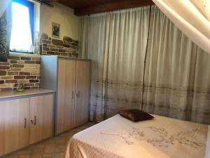sypialnia z łóżkiem i oknem w obiekcie Dependance con vista mare w mieście Colonnella