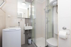 Koupelna v ubytování Tennis apartment Dubrovnik, FREE parking, beach + 27 fotografií