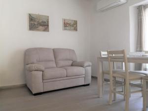 ein Wohnzimmer mit einem Sofa und einem Tisch in der Unterkunft Domu Antiga in Tertenìa