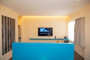 sala de estar con TV y luz azul en South Hands Luxury Rooms, en Nápoles