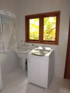 Een badkamer bij Casa MARAVILHOSA com 4 Suítes em Condomínio