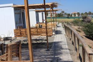 une maison construite avec une clôture en bois dans l'établissement Summer Dream Cyprus, à Maroni