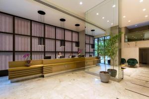 a lobby with a waiting area in a building at Flat completo e charmoso Brasil 21 Suítes in Brasilia