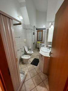 a bathroom with a toilet and a sink and a toilet istg at IL RIFUGIO DEL RE in Pisticci