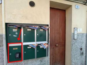 een gebouw met een deur en twee groene machines bij Appartamento Perosi in Padua