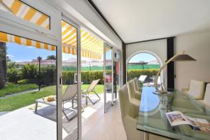 einem Anbau des Hauses mit Glastüren und einer Terrasse in der Unterkunft Bungalow Sun Club EM259A by VillaGranCanaria in Playa del Ingles