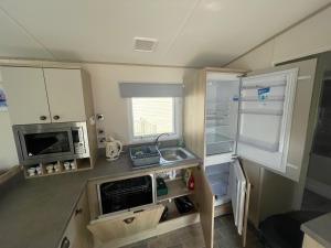 Η κουζίνα ή μικρή κουζίνα στο Lakeside Retreat 4 with hot tub, private fishing peg situated at Tattershall Lakes Country Park
