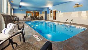 a large swimming pool in a hotel room at Best Western Plus Fort Wayne Inn & Suites North in Fort Wayne