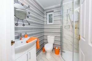 uma casa de banho com um WC, um lavatório e um chuveiro em Quest Fulfiller - Near hospital Free parking and Garden em Southampton