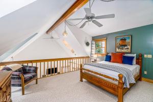 Schlafzimmer mit einem Bett und einem Deckenventilator in der Unterkunft Cedar Nook in Arcadia