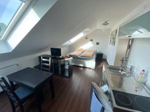 ein Wohnzimmer mit einem Bett und einem Tisch in einem Zimmer in der Unterkunft Pension Haselmann in Münster