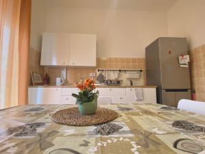 Kuchyň nebo kuchyňský kout v ubytování Guest House Service - Express Airport Apartment