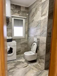 Ванная комната в SOL Lux Apartments 1st Floor