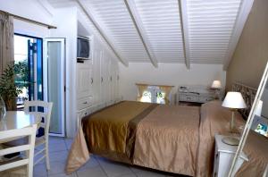 A bed or beds in a room at Dafnoudi Hotel Apartments