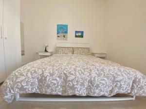 Un pat sau paturi într-o cameră la Guest House Service - Express Airport Apartment