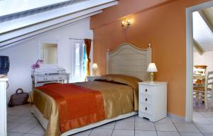 A bed or beds in a room at Dafnoudi Hotel Apartments