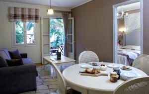 A seating area at Dafnoudi Hotel Apartments