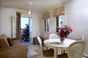 A seating area at Dafnoudi Hotel Apartments